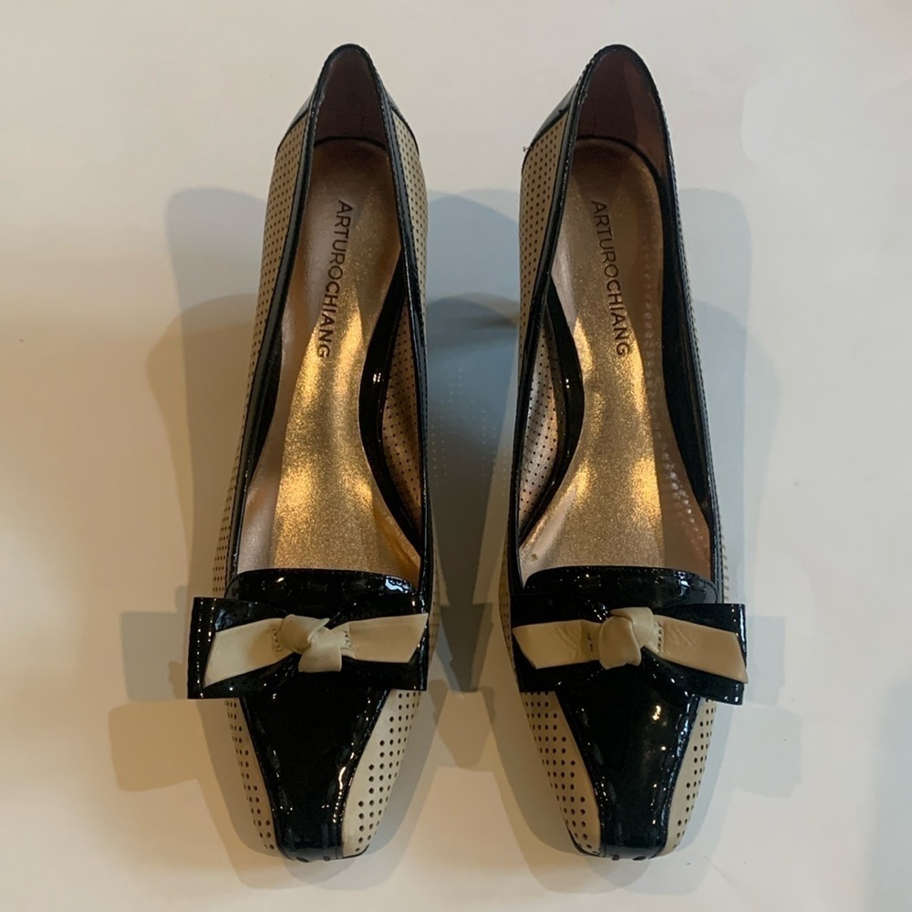 Arturo Chiang women’s pumps. Size 7. Black and tan.